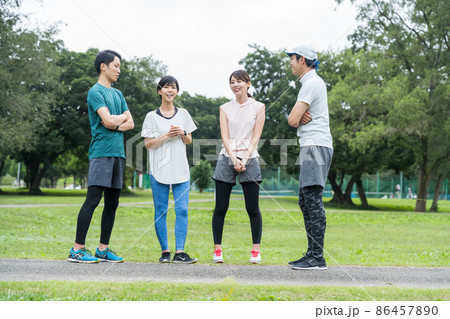 スポーツを楽しむ若い男女 86457890