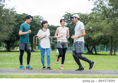 スポーツを楽しむ若い男女 スポーツを楽しむ若い男女 86457894