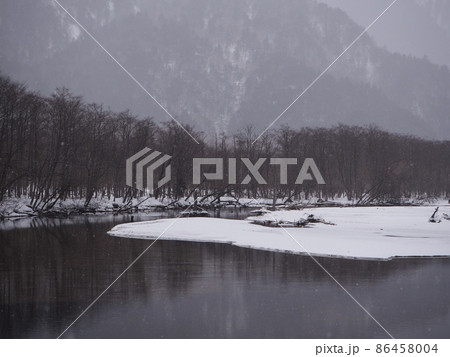 冬の上高地 大正池 冬の上高地 大正池 86458004