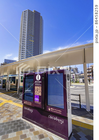 JR国分寺駅北口のバスターミナルに設置された案内用のデジタルサイネージ JR国分寺駅北口のバスターミナルに設置された案内用のデジタルサイネージ 86458259