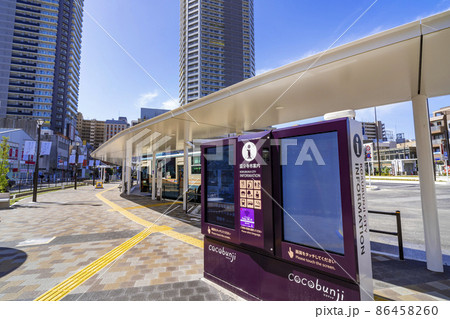 JR国分寺駅北口のバスターミナルに設置された案内用のデジタルサイネージ JR国分寺駅北口のバスターミナルに設置された案内用のデジタルサイネージ 86458260
