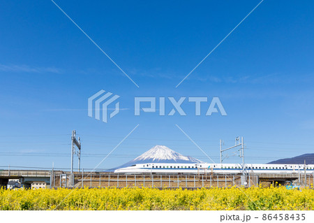「静岡県」菜の花畑越しに眺める富士山と新幹線 86458435