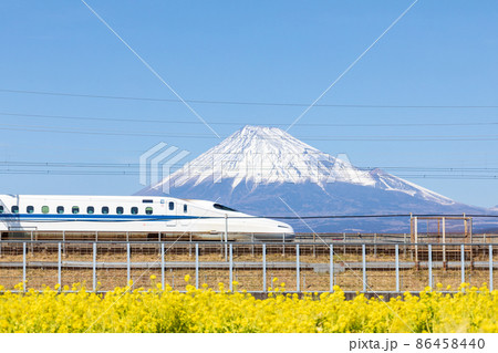 「静岡県」菜の花畑越しに眺める富士山と新幹線 86458440