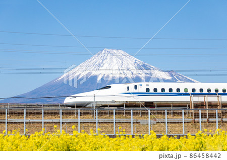 「静岡県」菜の花畑越しに眺める富士山と新幹線 86458442