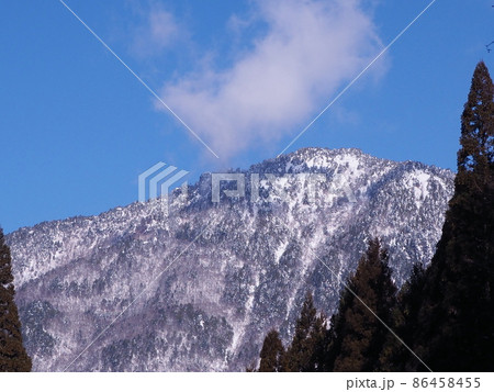 冬の奥飛騨温泉郷から見た山 冬の奥飛騨温泉郷から見た山 86458455