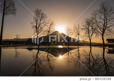 「静岡県」早朝に逆さ富士の映る池の景色 86458598