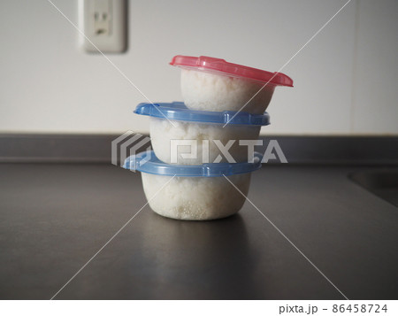 タッパーに入れた冷凍ご飯 86458724