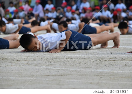 小学生活最後の運動会で組み立て体操する男の子 小学生活最後の運動会で組み立て体操する男の子 86458954