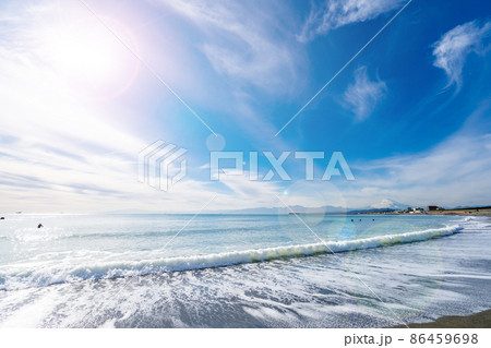 茅ヶ崎海岸　波打ち際　富士山　冬 86459698