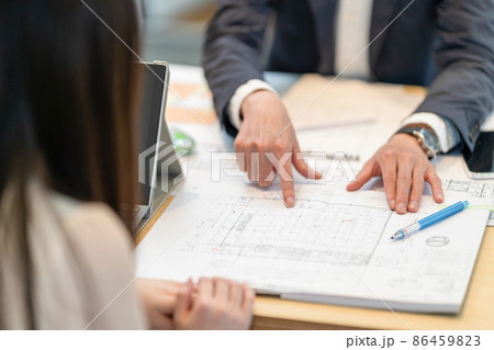 建物の内部レイアウトを説明する男性一級建築士 建物の内部レイアウトを説明する男性一級建築士 86459823