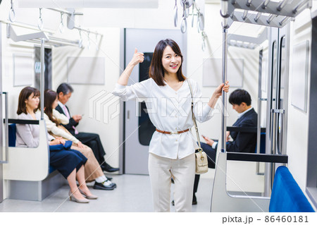 電車でポイントを指差す若い女性 86460181