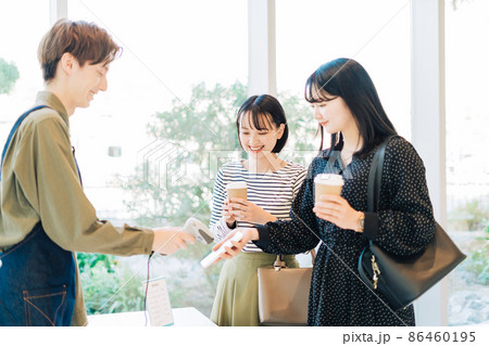 スマホ決済をする女性二人組 86460195