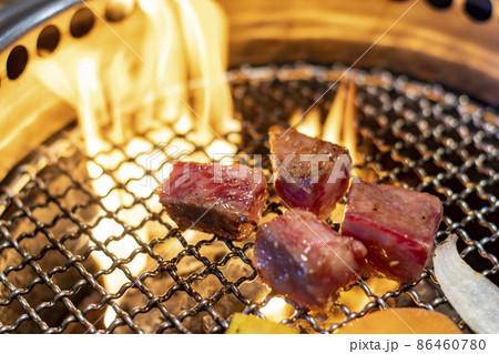 焼肉イメージ　炭火焼　BBQ　焼き肉　網焼き　中落ちカルビ　霜降り　ビーフ　牛肉　肉　カロリー 86460780