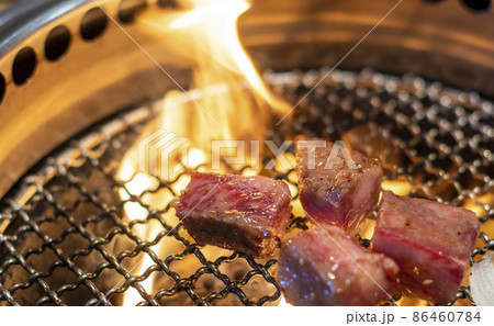 焼肉イメージ　炭火焼　BBQ　焼き肉　網焼き　中落ちカルビ　霜降り　ビーフ　牛肉　肉　カロリー 86460784