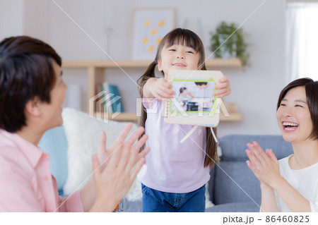 ファミリー お家時間 スクラップブッキングを楽しむ家族 ファミリー お家時間 スクラップブッキングを楽しむ家族 86460825