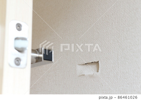 ドアノブが壁にぶつかり穴が開いた⑩ 86461026