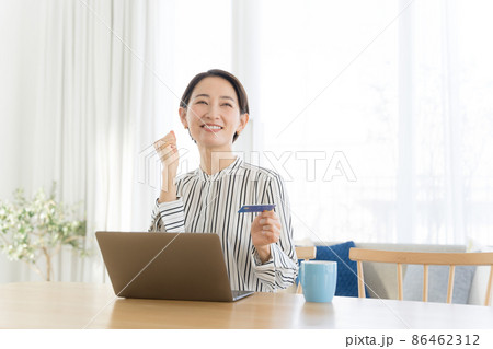 クレジットカード パソコン 女性 40代 クレジットカード パソコン 女性 40代 86462312