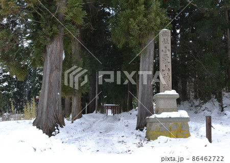 真冬の弘前郊外、小栗山神社の参道 86462722