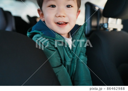 チャイルドシートに乗った子供 86462988