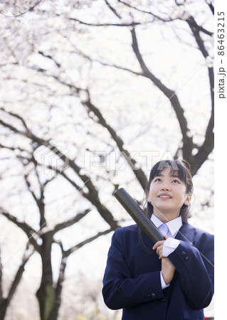 卒業証書筒を持って桜を眺める小学6年生 卒業イメージ 卒業証書筒を持って桜を眺める小学6年生 卒業イメージ 86463215