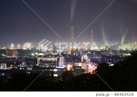 大分県護国神社から見た大分市の夜景、市街地の夜景の奥に工場夜景が広がる 86463428