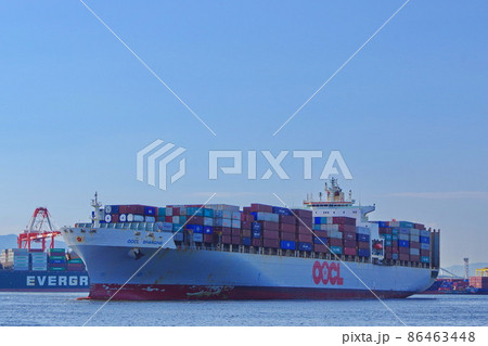面舵一杯　夢洲ターミナルバースから出港するコンテナ船 86463448