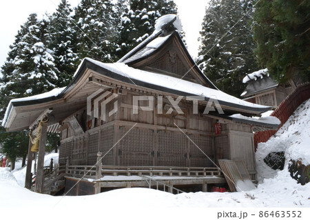 真冬の弘前郊外、小栗山神社の本殿と拝殿 真冬の弘前郊外、小栗山神社の本殿と拝殿 86463552