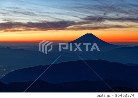 南アルプス・北岳山頂から見る夜明けの富士山 86463574