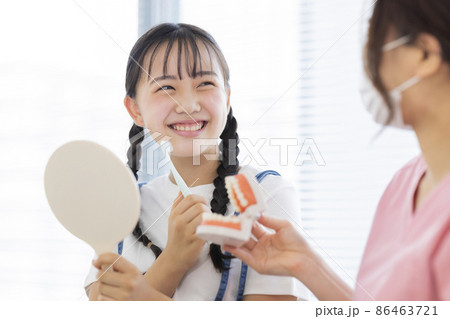 歯科で歯磨きの指導を受ける女の子 86463721