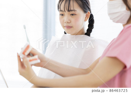 歯科で歯磨きの指導を受ける女の子 86463725