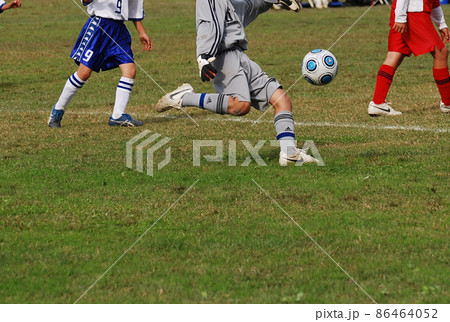 ゴールキックをするキーパー 86464052