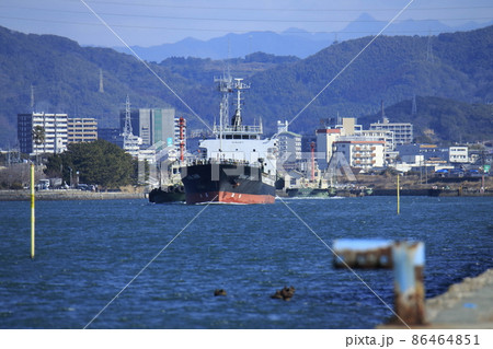 大牟田市　三池港　出港する貨物船、 86464851