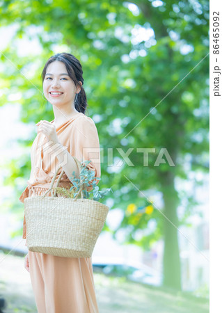 ベージュのワンピースの女性 屋外 ベージュのワンピースの女性 屋外 86465092