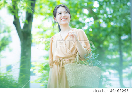 ベージュのワンピースの女性　屋外　 86465098