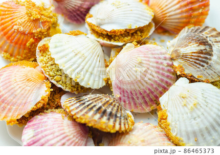 Mini coquilles St. Jacques, Natural scallop shells filled with Patagonian scallops and Thermidor sauce topped with a ciabatta breadcrumb topping Mini coquilles St. Jacques, Natural scallop shells filled with Patagonian scallops and Thermidor sauce topped with a ciabatta breadcrumb topping 86465373