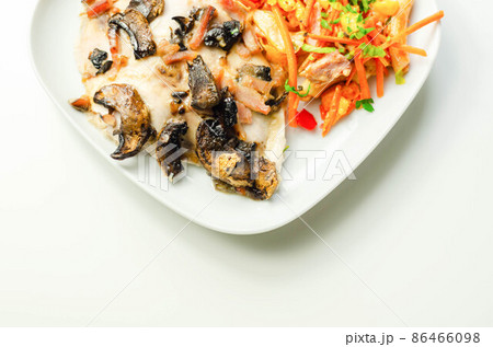 Chicken breast with sliced mushrooms, ham, in cheese sauce with pasta salad Chicken breast with sliced mushrooms, ham, in cheese sauce with pasta salad 86466098