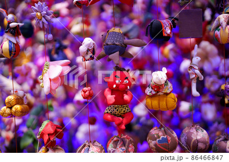 吊るし雛で節分を祝う。赤鬼ほか数々の布製のおひなさま 86466847