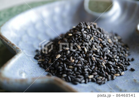 北欧風の小皿に乗せた黒胡麻 86468541