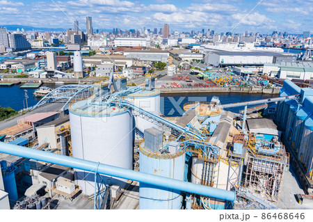 大阪市　セメント工場と大阪市街 86468646