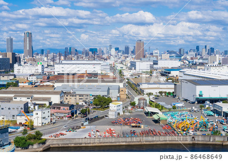 大阪ベイエリアの工業地帯と大阪市街 86468649