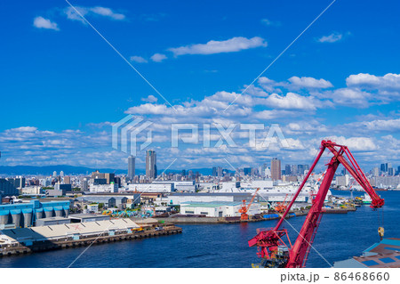 大阪ベイエリアの工業地帯と大阪市街 86468660