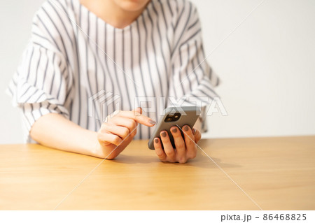 女性 手元 スマホ 女性 手元 スマホ 86468825