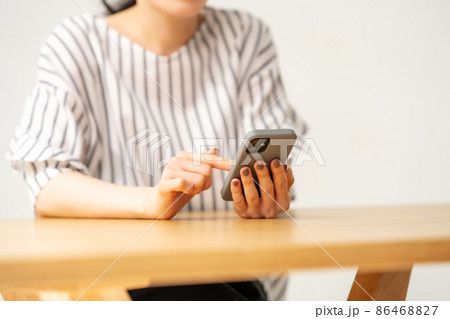 女性 手元 スマホ 女性 手元 スマホ 86468827