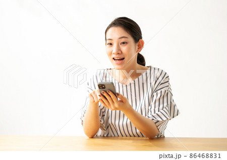 女性 手元 スマホ 女性 手元 スマホ 86468831