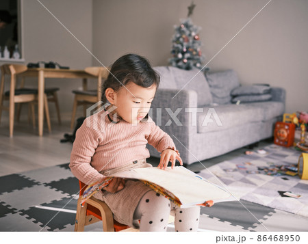 絵本を読む女の子 86468950