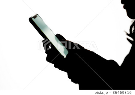 若い女性　スマホ　シルエット 86469316