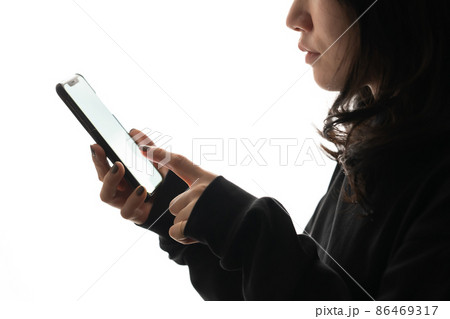 若い女性　スマホ　シルエット 86469317