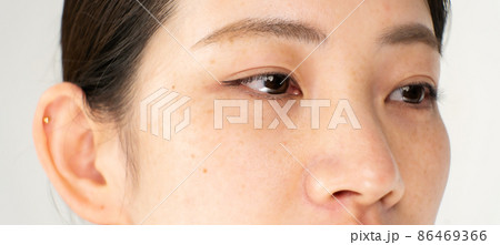 女性　目元 86469366