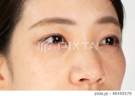 女性　目元 86469370