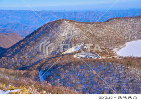 冬の群馬県赤城山 地蔵岳山頂から東側方面を見る 86469675